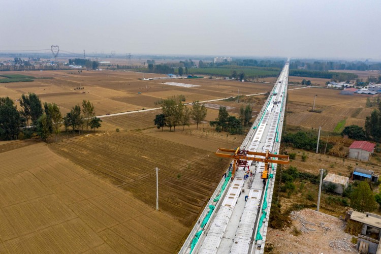 鲁南高铁梁宝寺铁路特大桥无砟轨道工程预计11月上旬完工