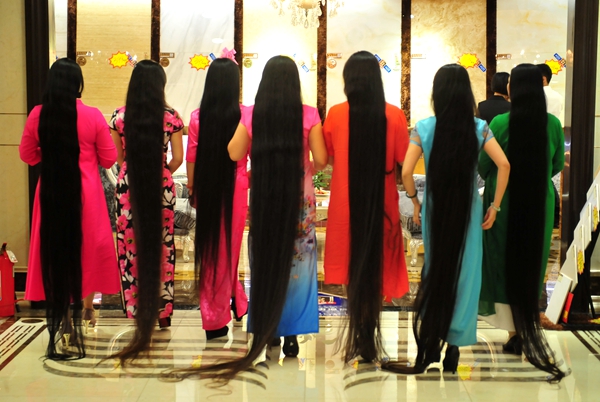 长发秀千里美女团亮相济宁头发最长达35米图